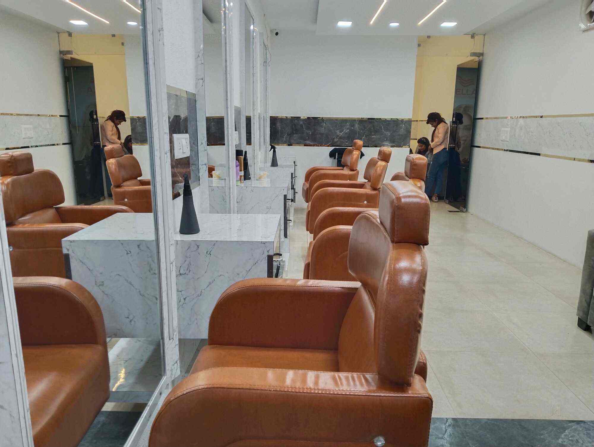 Wella Unisex Salon & Academy